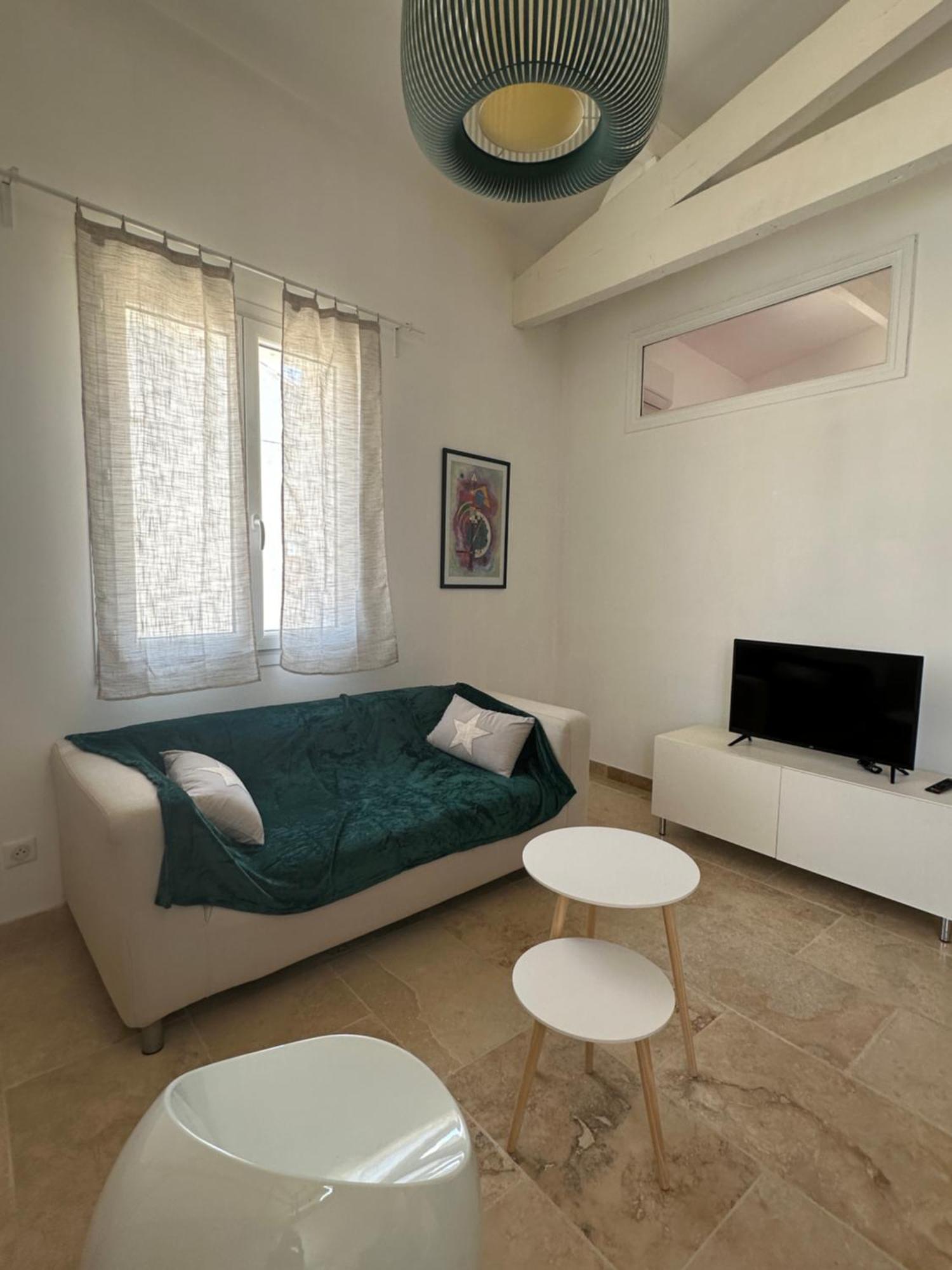 Appartement Avec Vue Sur L Eglise Des Saintes מראה חיצוני תמונה