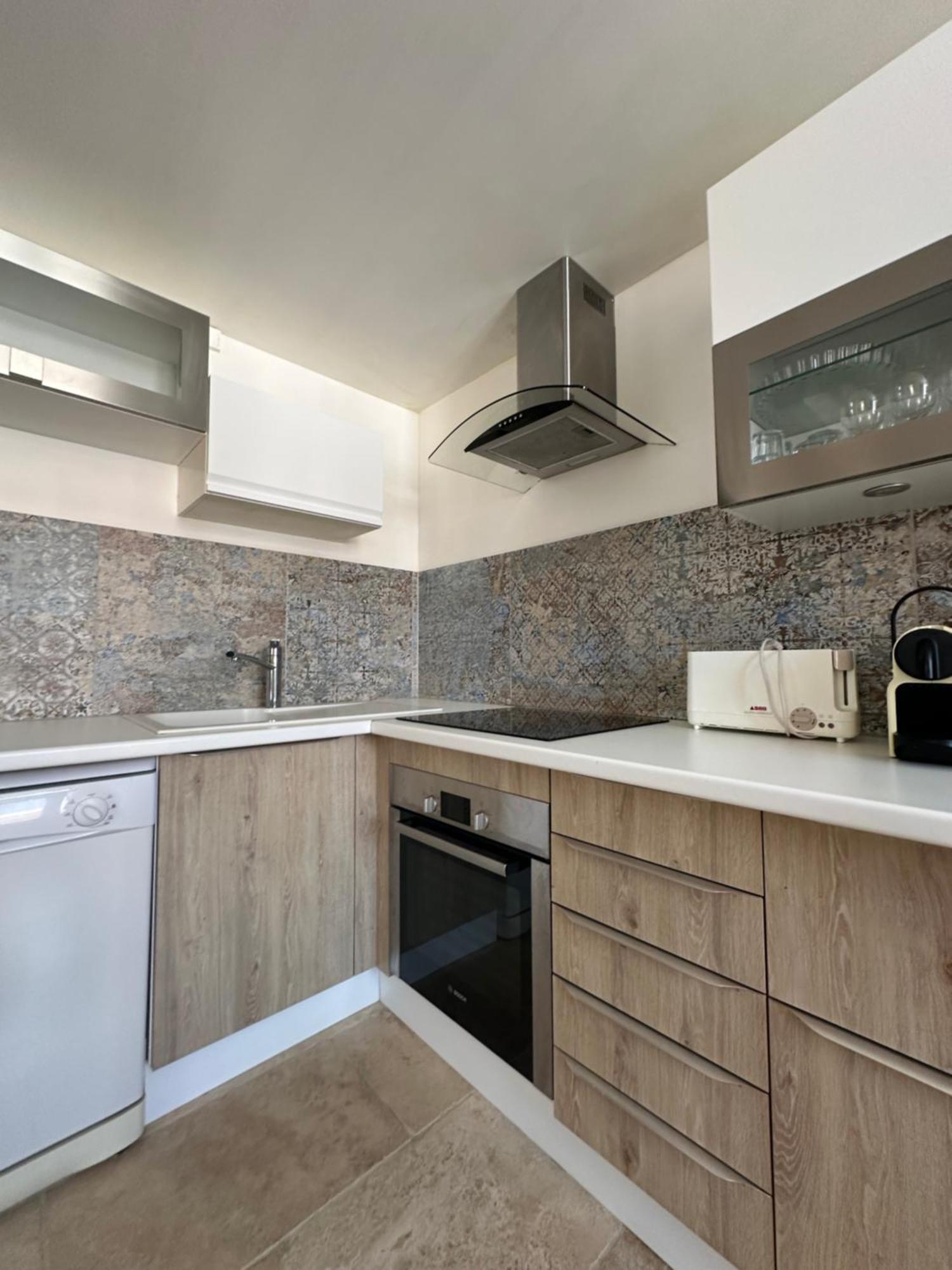Appartement Avec Vue Sur L Eglise Des Saintes מראה חיצוני תמונה