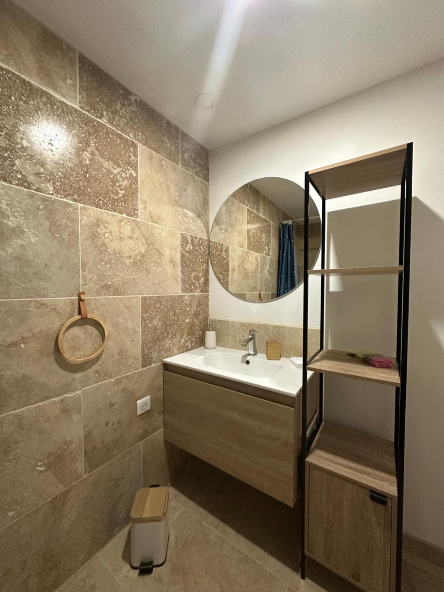 Appartement Avec Vue Sur L Eglise Des Saintes מראה חיצוני תמונה
